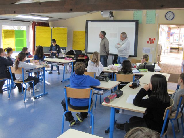 photo de la classe de Brières les Scelles durant la présentation du parlement des enfants