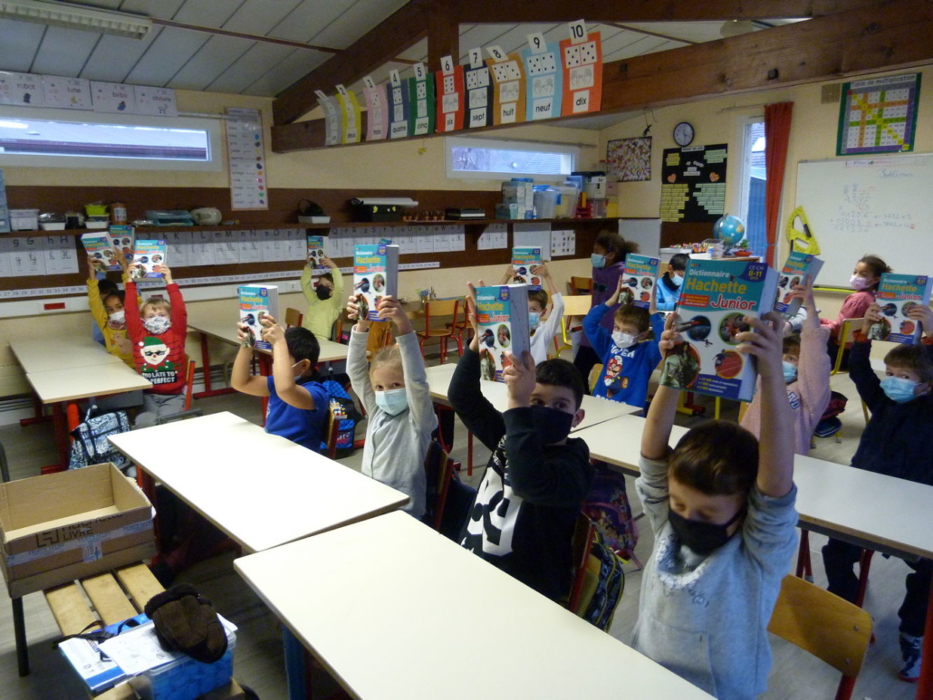 remise dictionnaires à l'école de Brières